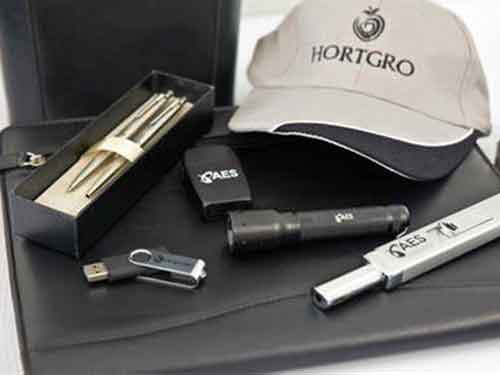 تاثیر طراحی گرافیکی در جذب مشتریان از طریق هدایای تبلیغاتی خاص